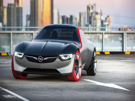 ראווה אופל חולקת כבוד למכונית GT ההיסטורית